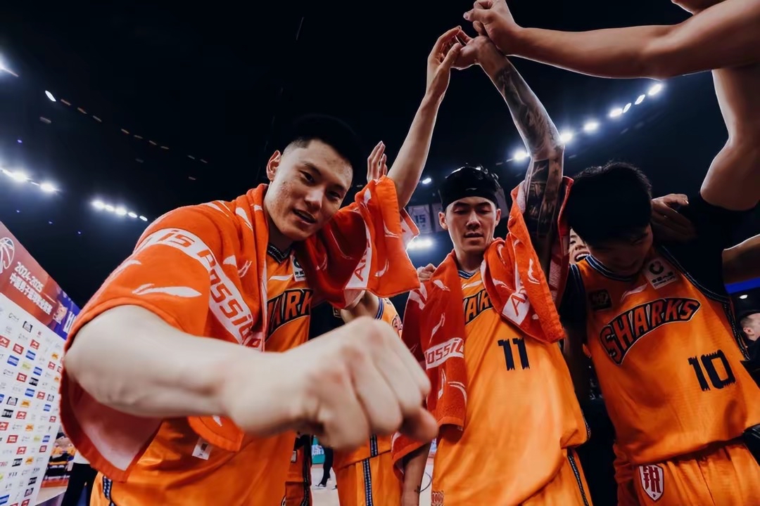 关于上海男篮全队合力,以胜利回应质疑的信息 关于上海男篮全队合力,以胜利回应质疑的信息