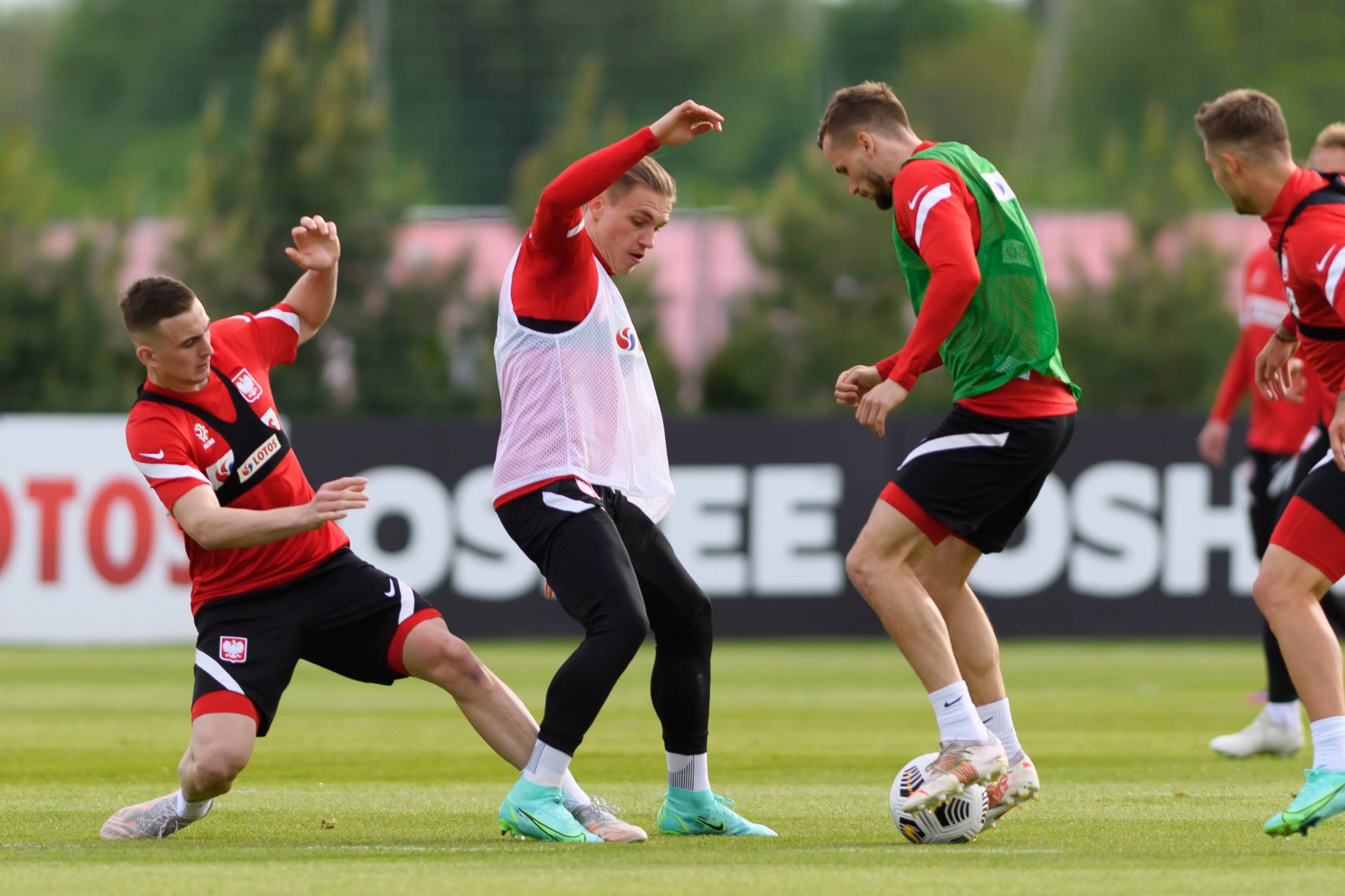 波兰队再次告捷，以小胜取得胜利