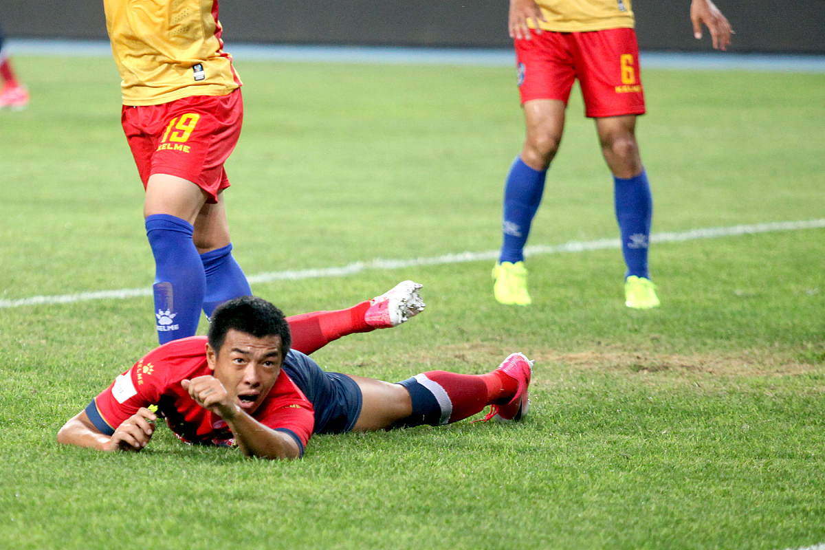 临场发挥！球员表现大放异彩获赞誉的简单介绍