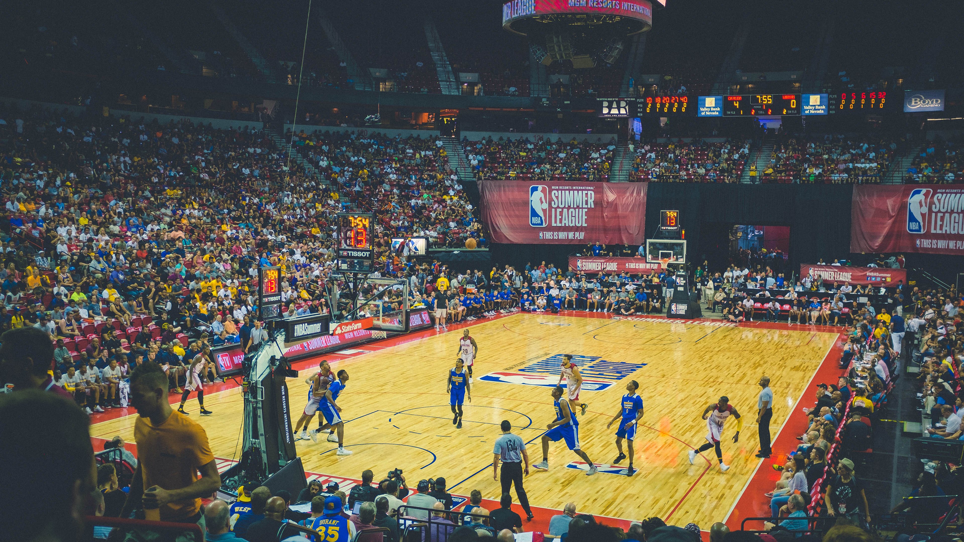 舞台越大越强！武切维奇关键战爆发，快船力克新疆终结系列赛