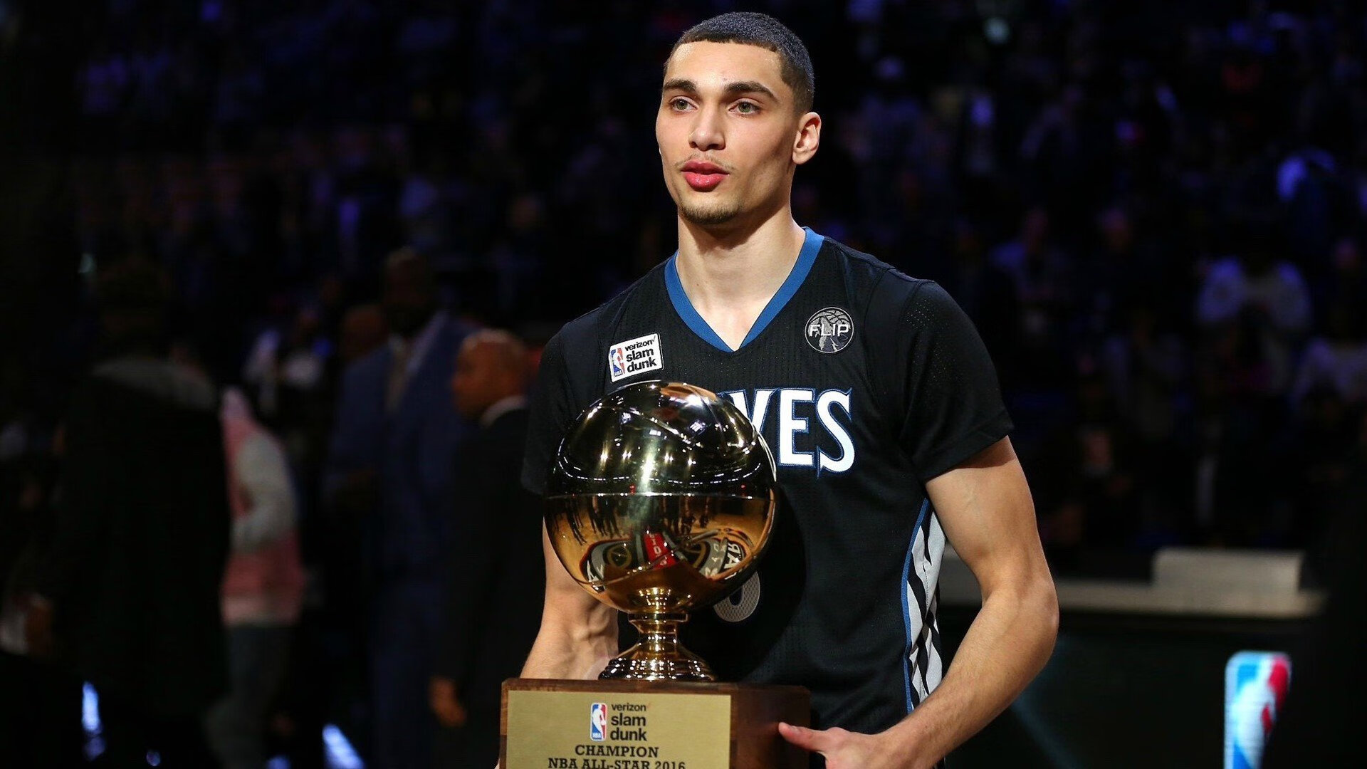 新王登基!德里赫特攻防统治诺坎普,巴萨5-0狂扫米兰书写欧冠新章