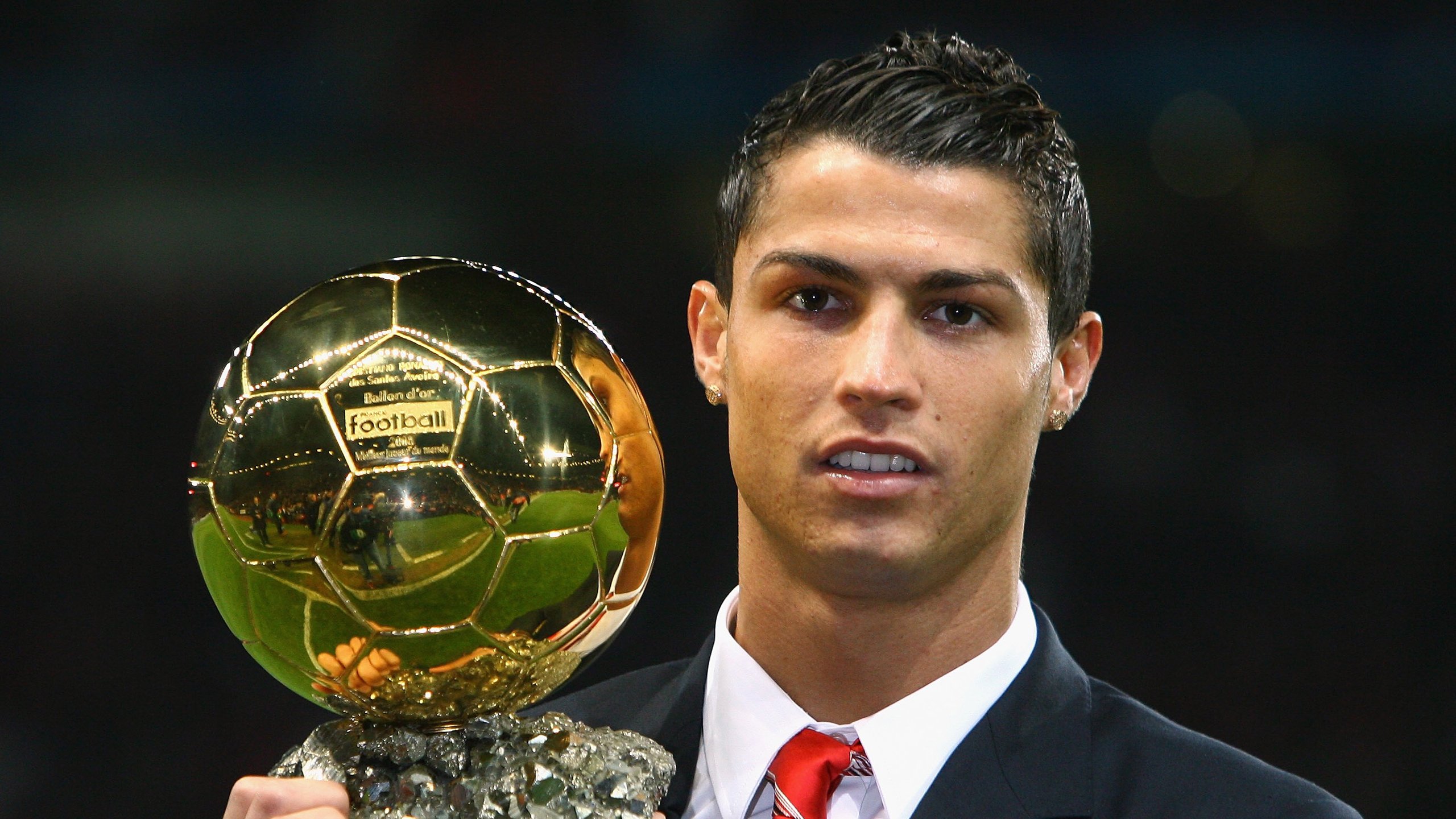 极速与绿茵的跨界传奇，F1年度争冠之夜，皮克关键进球定乾坤